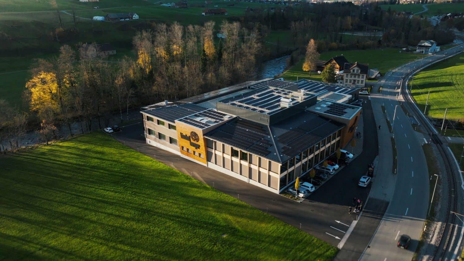 Nachhaltigkeit dank Photovolatik-Anlage auf Dach und Wänden bei der Bischofberger AG